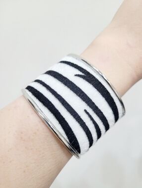 Brand New Silver Tone Zebra Pattern Stainless Bangle Bracelet